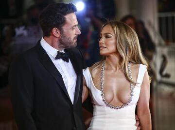 Jennifer Lopez posa en sesión con diminuta lencería traslúcida con encaje