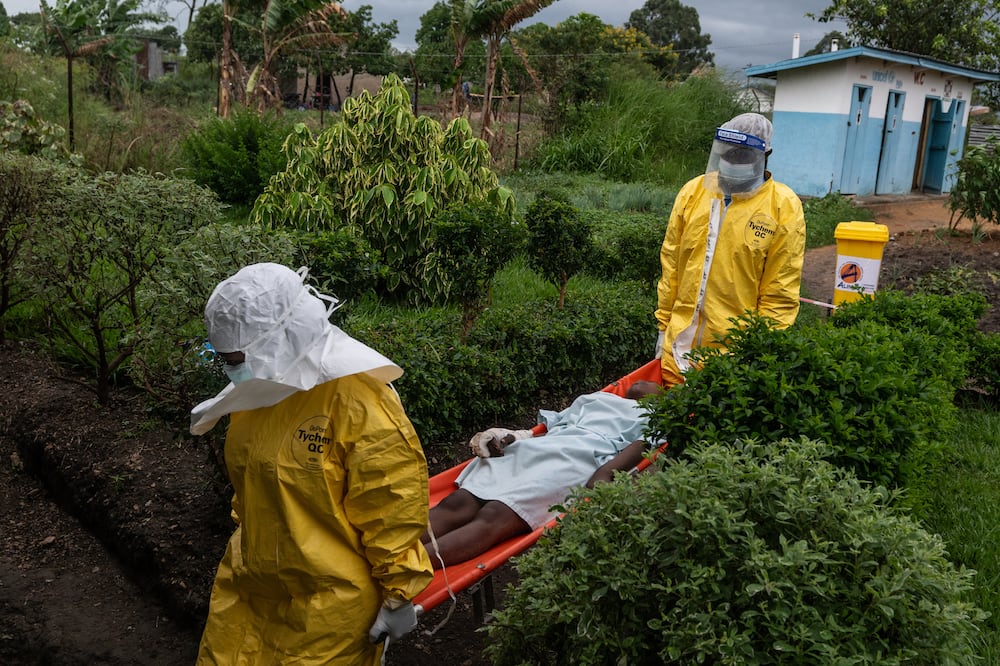 OMS eleva al máximo la alerta por brote de ébola en África: "se propaga rápido y es de muy alto riesgo" . (AP Photo/Moses Sawasawa)