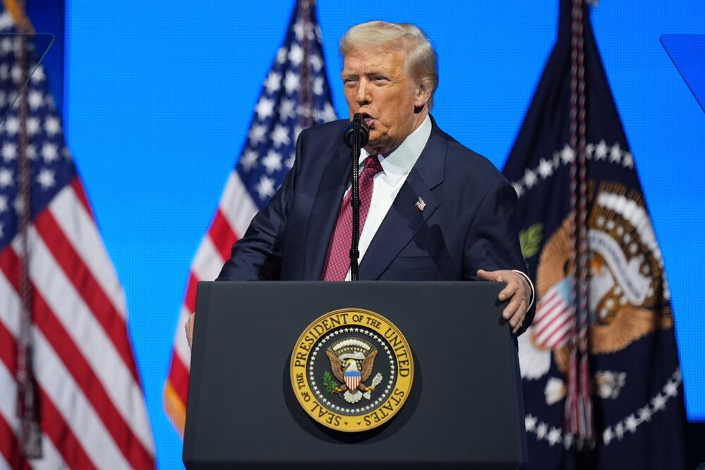 Trump arremete contra Mamdani y acusa a los demócratas de comunistas: “EU perdió soberanía anoche en Nueva York”. (AP Photo/Rebecca Blackwell)