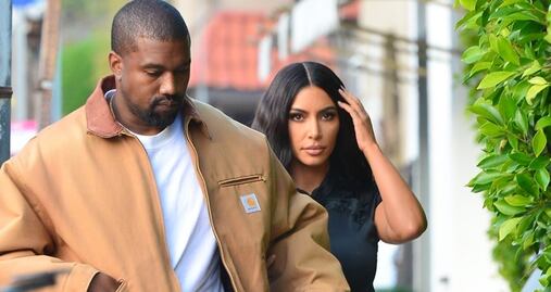 Kim Kardashian delinea su figura 'curvy' con minivestido negro 