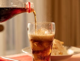 Retiran refrescos de Coca-Cola tras detectar detergentes en una muestra