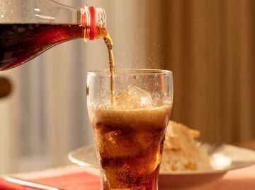 Retiran refrescos de Coca-Cola tras detectar detergentes en una muestra