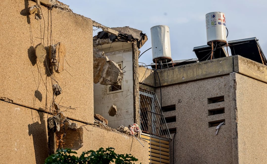 Guerra Israel - Palestina: Tres heridos al impactar un cohete en edificio de Tel Aviv. Foto: EFE/EPA/HANNIBAL HANSCHKE