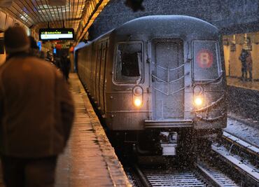 Muere un hombre tras ser empujado a las vías del metro de Nueva York