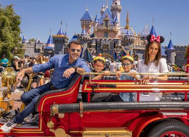 Eduardo Capetillo y Bibi Gaytán celebran sus 30 años de casados en Disneyland Resort (FOTOS)
