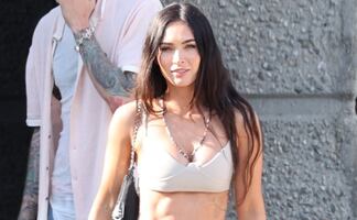 Megan Fox muestra abdomen de 'impacto' con crop top beige 
