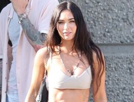 Megan Fox muestra abdomen de 'impacto' con crop top beige