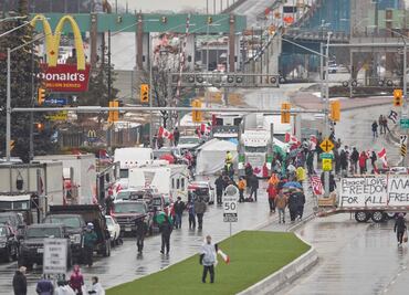 Juez ordena a camioneros retirarse de principal paso entre Canadá y EU