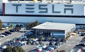 ¿Tienes un Tesla? Alertan problemas en más de 40 mil vehículos