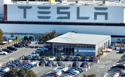 ¿Tienes un Tesla? Alertan problemas en más de 40 mil vehículos