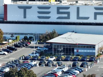 ¿Tienes un Tesla? Alertan problemas en más de 40 mil vehículos