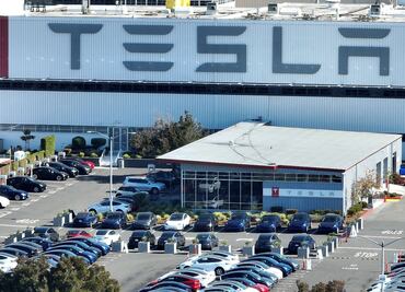 ¿Tienes un Tesla? Alertan problemas en más de 40 mil vehículos