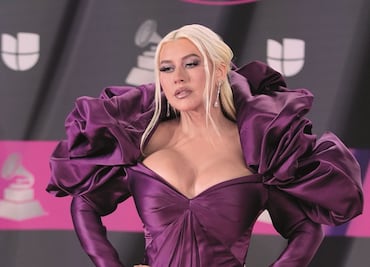 Christina Aguilera vuelve a la moda Y2K y se luce con minifalda de mezclilla y ligero