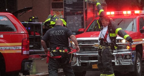Helicóptero se estrella contra edificio en Nueva York: bomberos