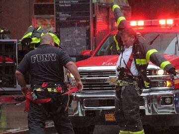 Helicóptero se estrella contra edificio en Nueva York: bomberos