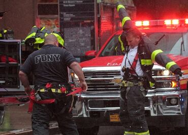 Helicóptero se estrella contra edificio en Nueva York: bomberos