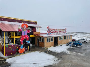 ¿Dormirías rodeado de payasos? Así es el espeluznante Clown Motel en Nevada