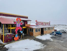 ¿Dormirías rodeado de payasos? Así es el espeluznante Clown Motel en Nevada