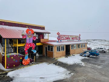 ¿Dormirías rodeado de payasos? Así es el espeluznante Clown Motel en Nevada