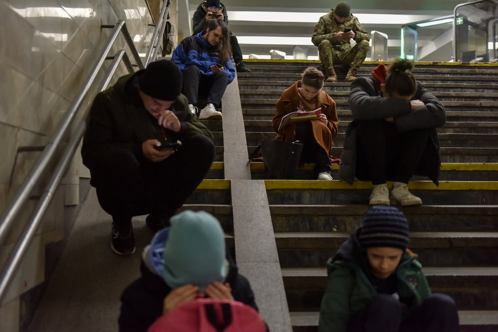 Personas se refugian en el metro durante los ataques rusos en Kiev. EFE/OLEG PETRASYUK