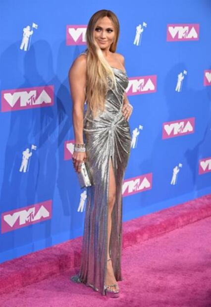 JLo se luce en sexy vestido de raja