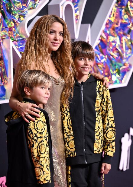 Shakira se convierte en la ‘chica dorada’ con glamoroso vestido backless y se adueña de los VMA’s. Foto: AP