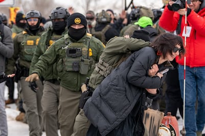 Indignación en Minnesota: “Que se joda ICE”, gritan manifestantes tras asesinato de una mujer