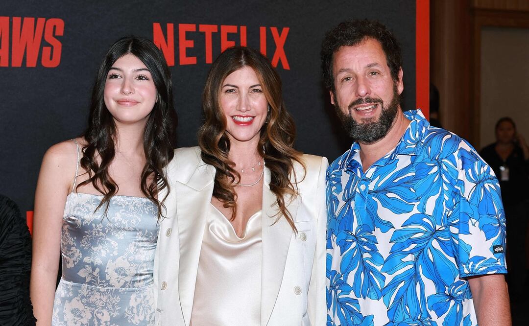 La hija de Adam Sandler incursiona en alfombra roja y posa junto a sus padre. Foto: Matt Winkelmeyer / GETTY IMAGES NORTH AMERICA / Getty Images via AFP
