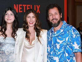 La hija de Adam Sandler incursiona en la alfombra roja y posa junto a sus padres
