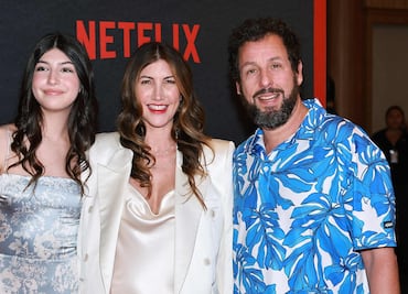 La hija de Adam Sandler incursiona en la alfombra roja y posa junto a sus padres