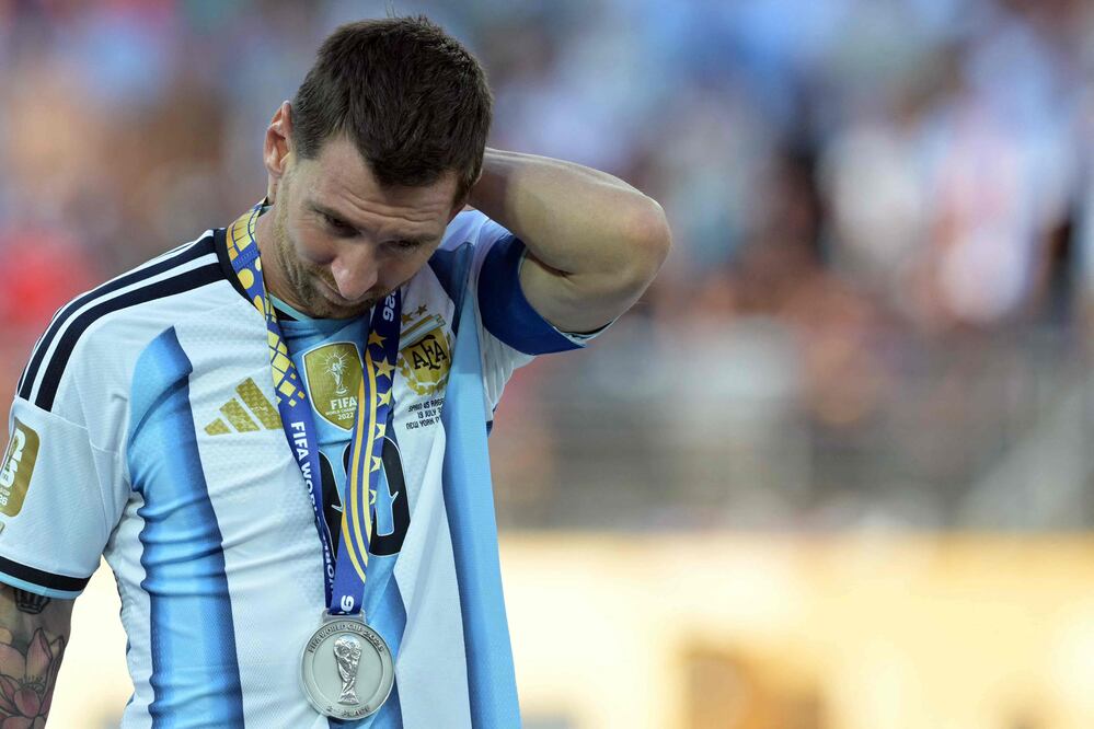 ¿Messi seguirá con Argentina? Su regreso a Rosario tras perder la final reabre la gran pregunta. (Photo by JUAN MABROMATA / AFP)