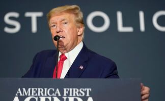 Trump reclama ser restituido como presidente o elecciones inmediatas