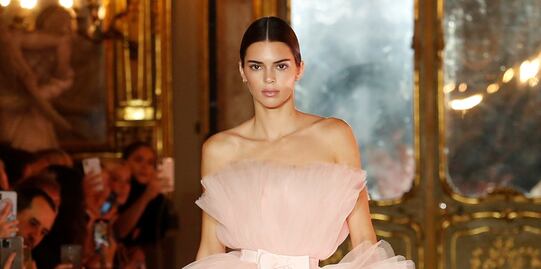 Kendall Jenner conquista Instagram con vestido rojo y mini bikini 