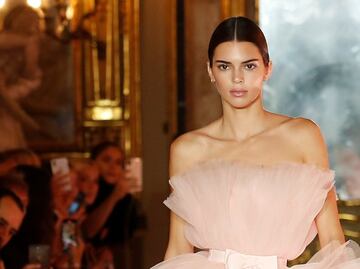 Kendall Jenner conquista Instagram con vestido rojo y mini bikini