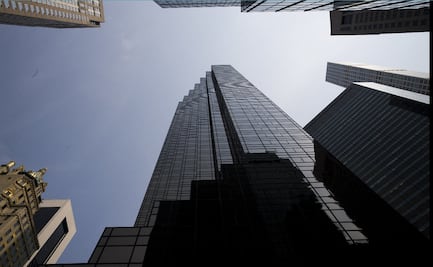 Hombre se cuelga de Torre Trump en Chicago; pide hablar con el Presidente