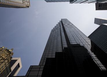 Hombre se cuelga de Torre Trump en Chicago; pide hablar con el Presidente