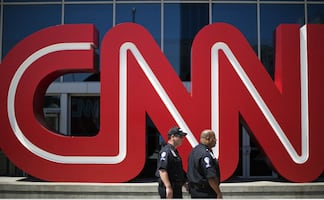 CNN despide a 3 empleados por ir a la oficina sin contar con vacuna anticovid