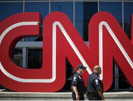 CNN despide a 3 empleados por ir a la oficina sin contar con vacuna anticovid