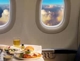 ¿Cómo es volar en primera clase? Así es la experiencia de vuelo y sus beneficios con Delta