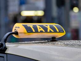 Taxista lleva a pasajero ebrio que se negó a usar cubrebocas a la policía