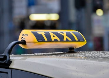 Taxista lleva a pasajero ebrio que se negó a usar cubrebocas a la policía