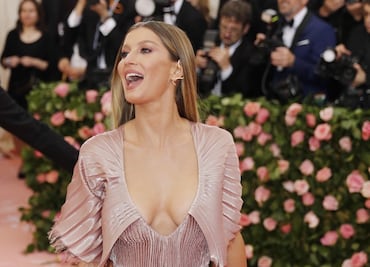 Gisele Bündchen luce abdomen marcado con bikini diminuto