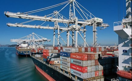 Crisis portuaria alcanza a Estados Unidos; miles de contenedores siguen en el océano