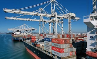 Crisis portuaria alcanza a Estados Unidos; miles de contenedores siguen en el océano