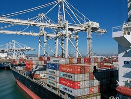 Crisis portuaria alcanza a Estados Unidos; miles de contenedores siguen en el océano