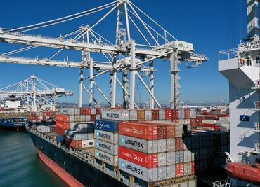 Crisis portuaria alcanza a Estados Unidos; miles de contenedores siguen en el océano