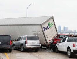 Video. Accidente de 130 vehículos en Fort Worth deja 6 muertos