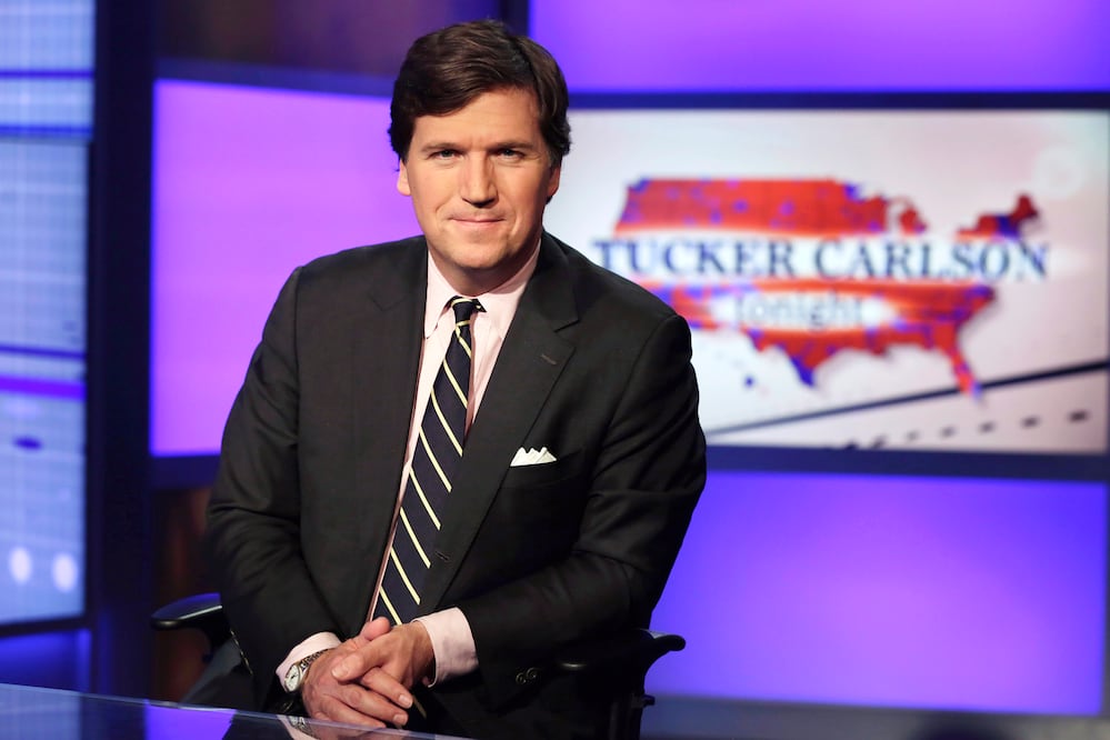 Tucker Carlson, el presentador estrella de Fox News ya no trabajará para la cadena. (AP Photo/Richard Drew, File)