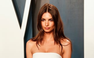 Emily Ratajkowski conquista con vestido rojo strapless en Nueva York 