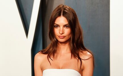 Emily Ratajkowski conquista con vestido rojo strapless en Nueva York